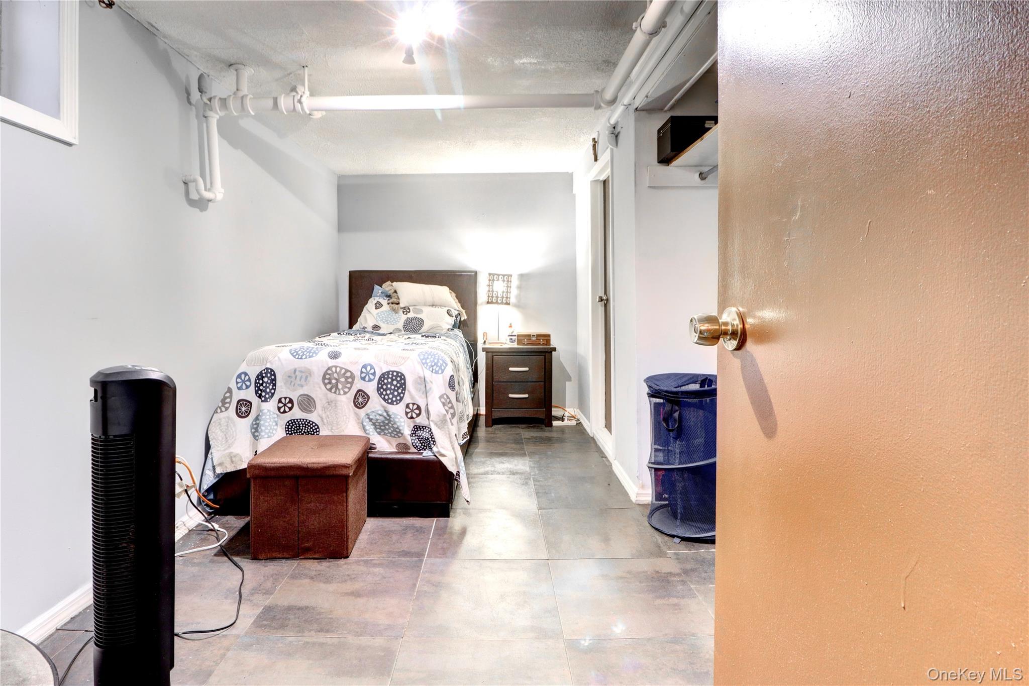 #16 photo, 6510 80th Avenue, קווינס Glendale , NY 11385