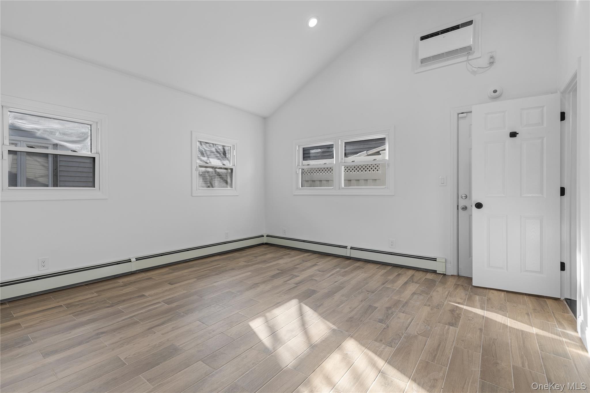 #7 photo, 75 Wisconsin Street, מחוז נסאו Long Beach , NY 11561