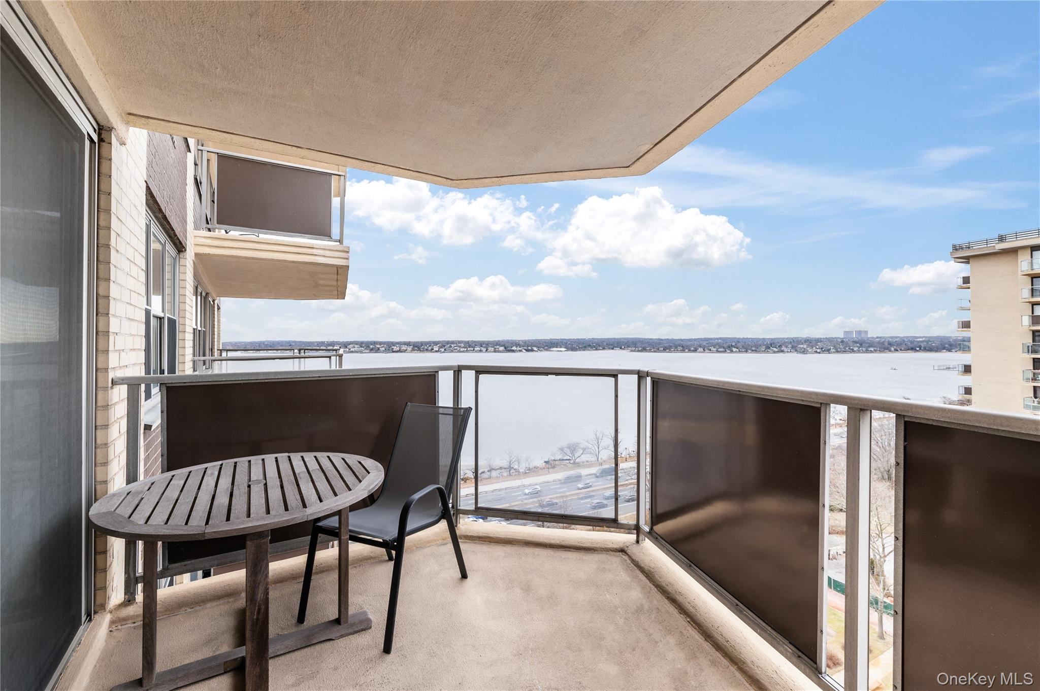 #1 photo, 17-85 215, קווינס Bayside , NY 11360