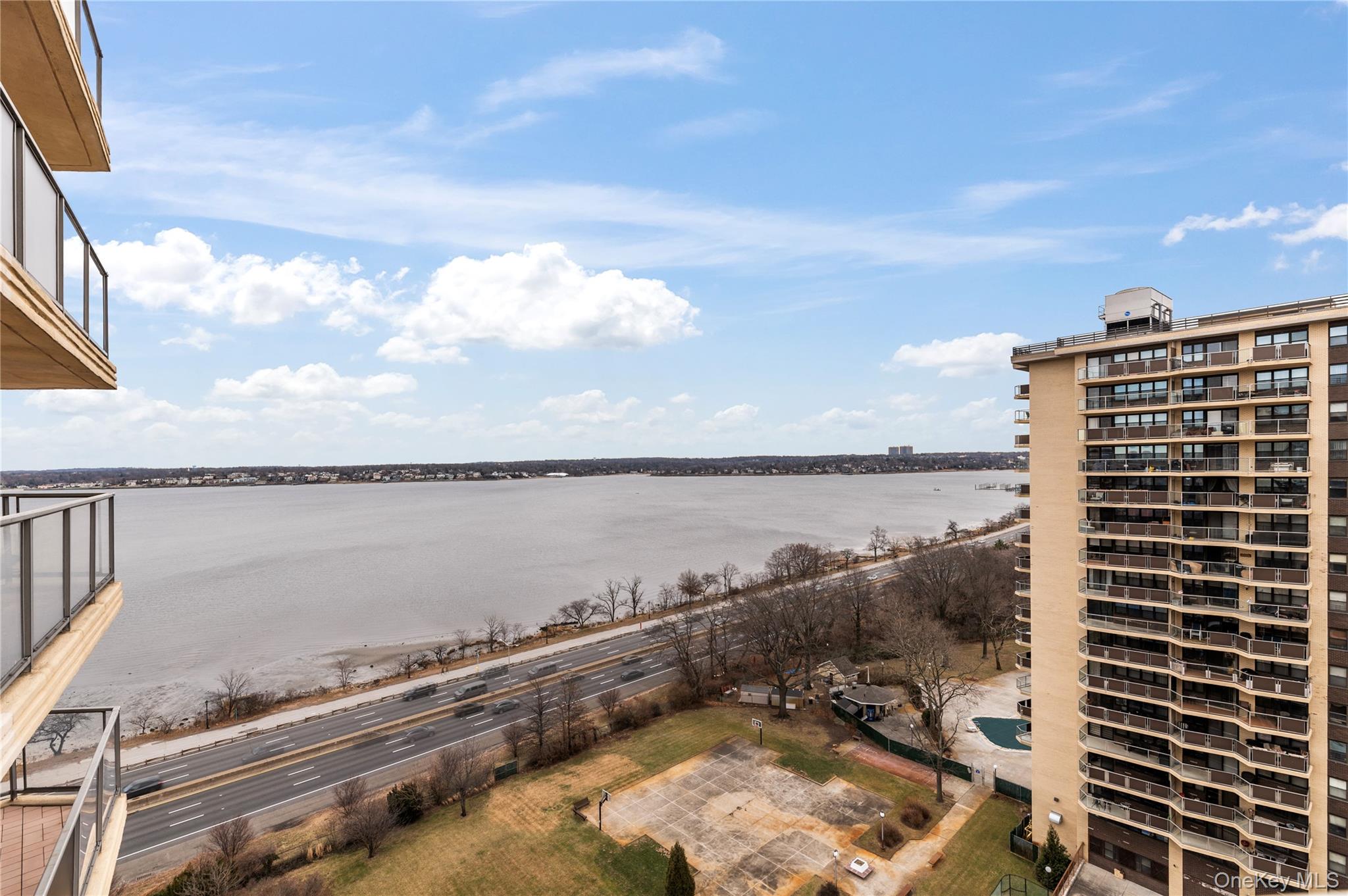 #14 photo, 17-85 215, קווינס Bayside , NY 11360