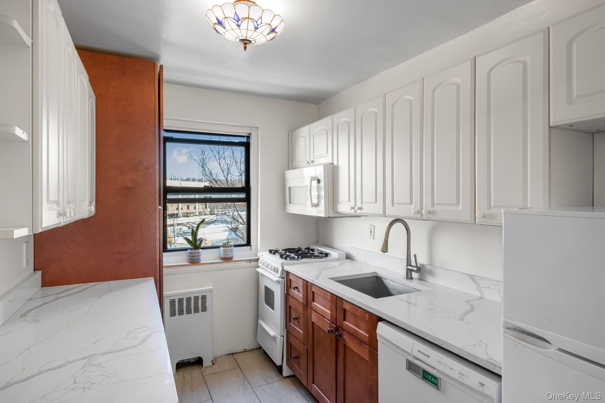 #4 photo, 46 Terrace Circle, ग्रेट नेक Great Neck , NY 11021