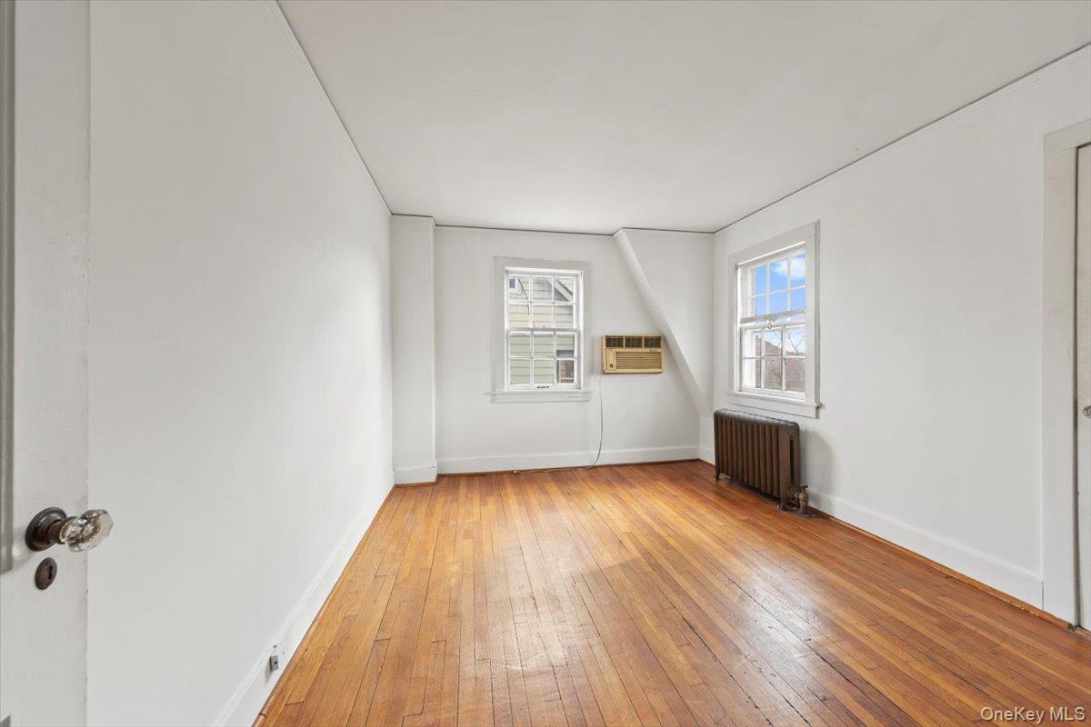 #13 photo, 310 W 263rd Street, הברונקס Bronx , NY 10471