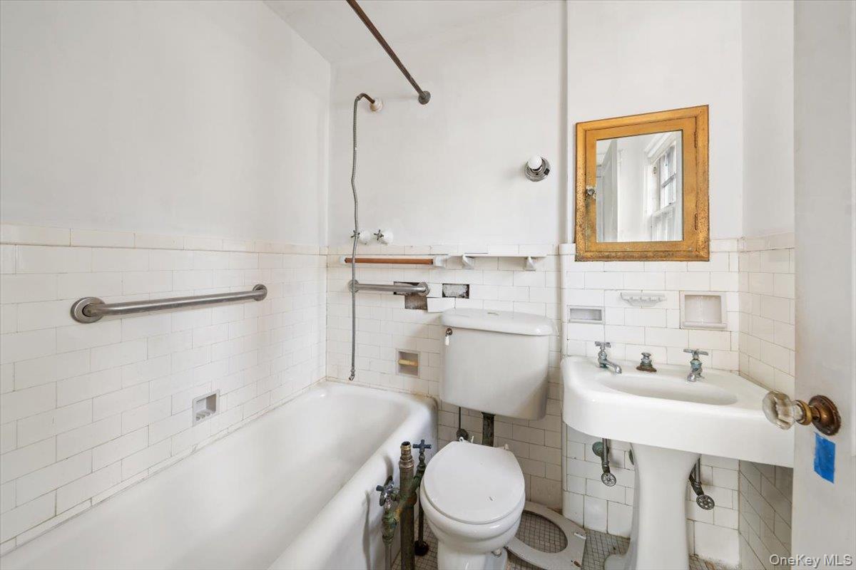 #18 photo, 310 W 263rd Street, הברונקס Bronx , NY 10471