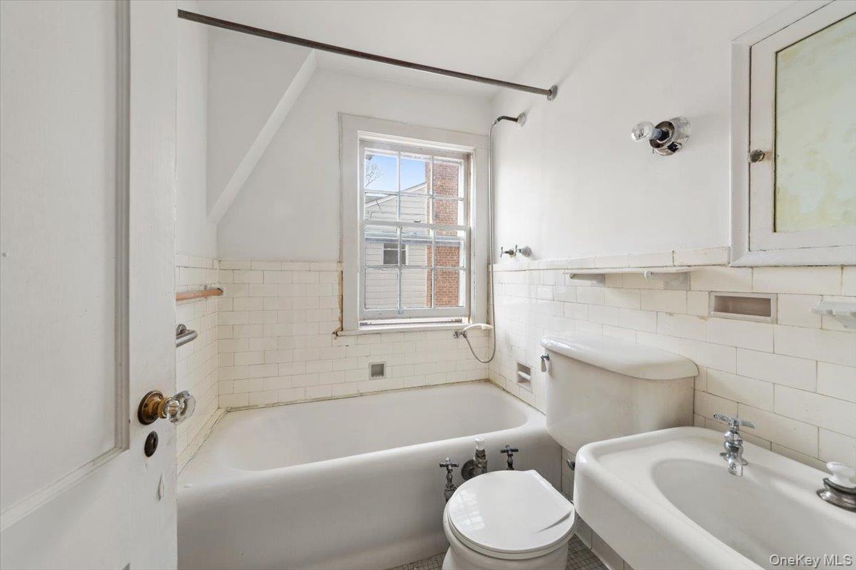 #19 photo, 310 W 263rd Street, הברונקס Bronx , NY 10471