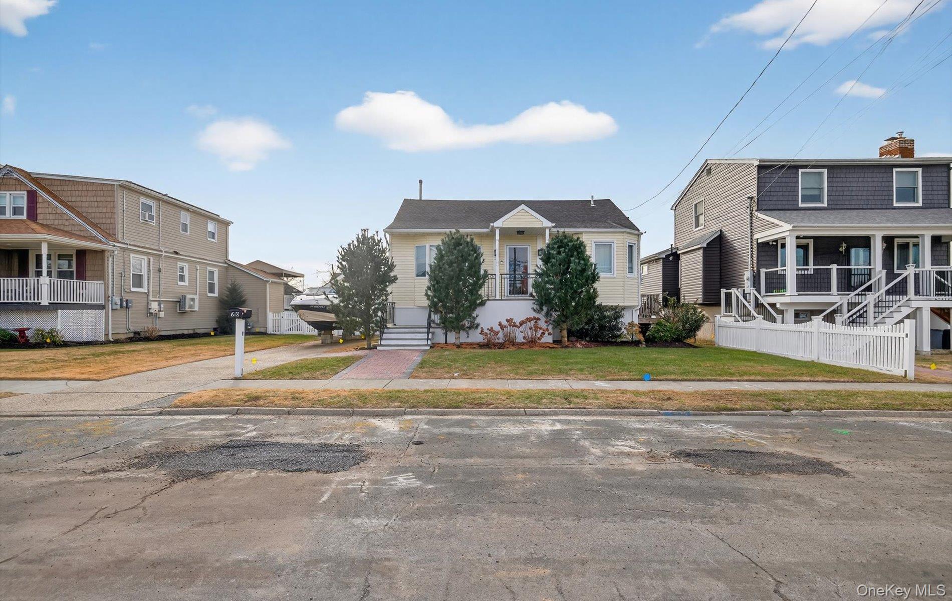 #1 photo, 20 Albert Road, 东长岛 Amity Harbor , NY 11701