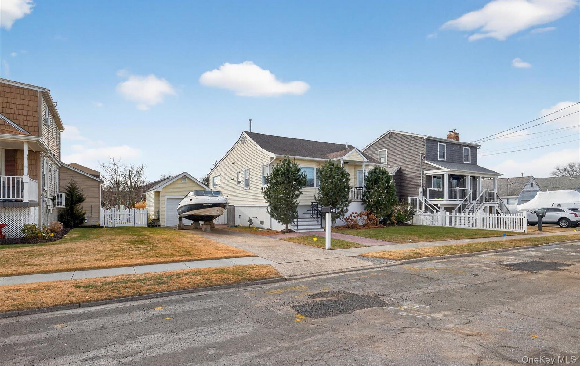 #2 photo, 20 Albert Road, 东长岛 Amity Harbor , NY 11701