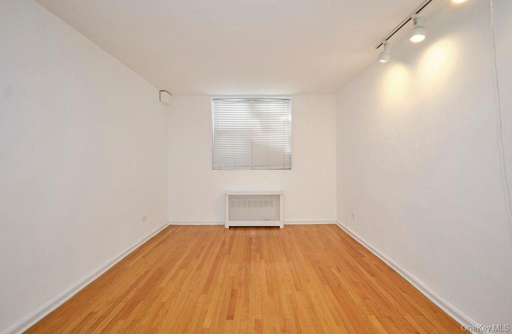 #10 photo, 43-25 Douglaston Parkway, Куинс ‖ Douglaston , NY 11363