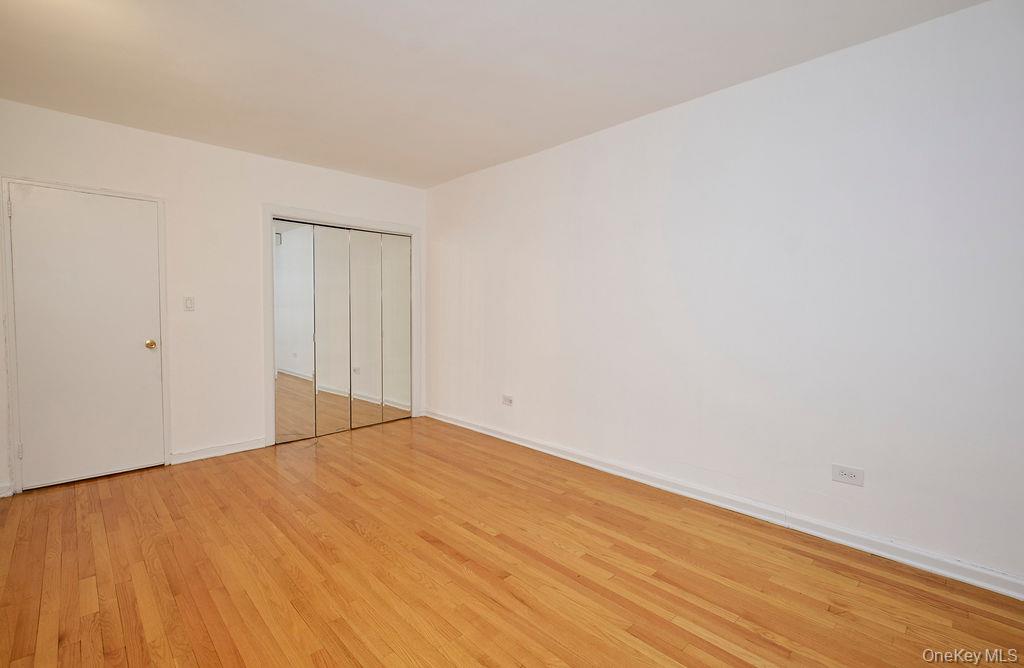 #11 photo, 43-25 Douglaston Parkway, Куинс ‖ Douglaston , NY 11363