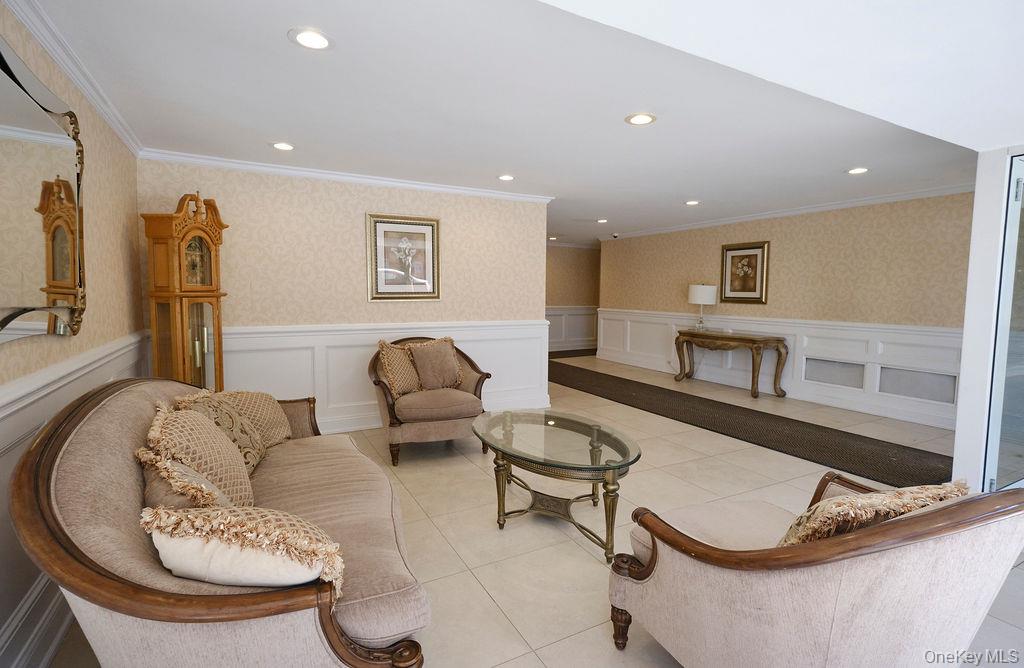 #2 photo, 43-25 Douglaston Parkway, Куинс ‖ Douglaston , NY 11363