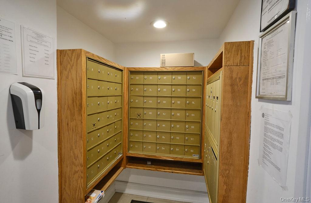 #3 photo, 43-25 Douglaston Parkway, Куинс ‖ Douglaston , NY 11363