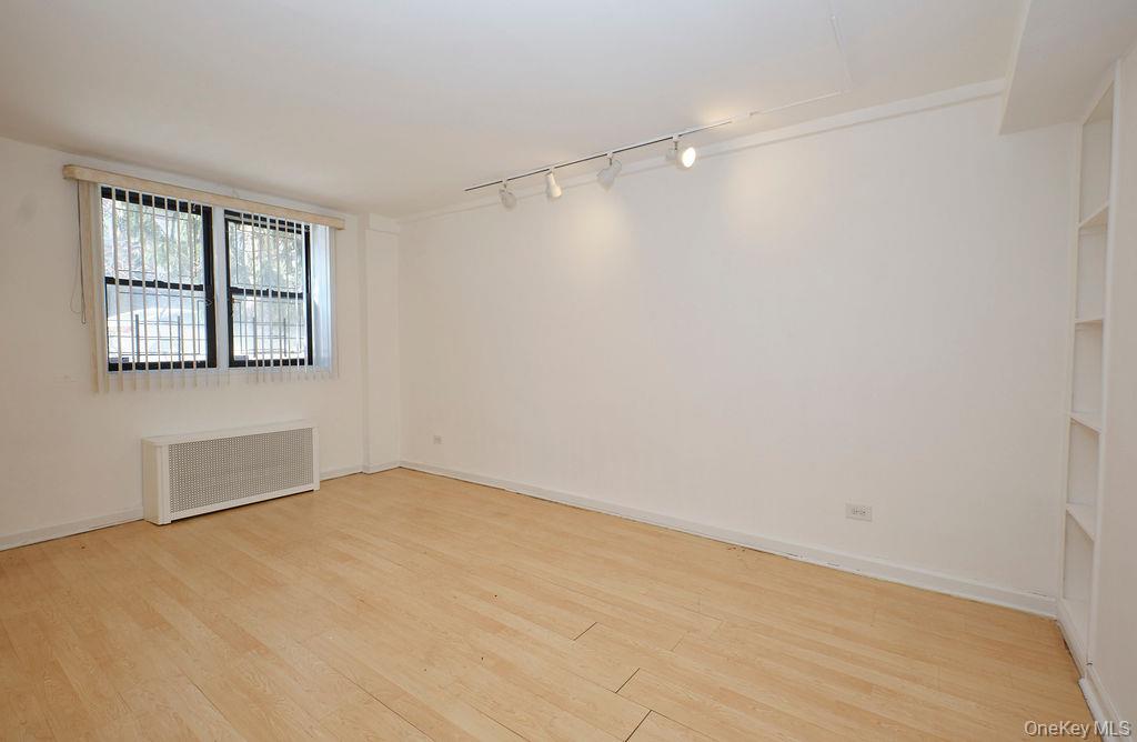 #4 photo, 43-25 Douglaston Parkway, Куинс ‖ Douglaston , NY 11363