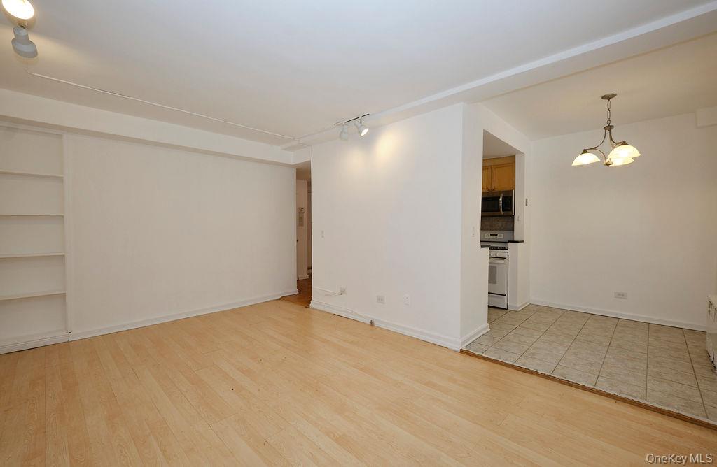 #5 photo, 43-25 Douglaston Parkway, Куинс ‖ Douglaston , NY 11363