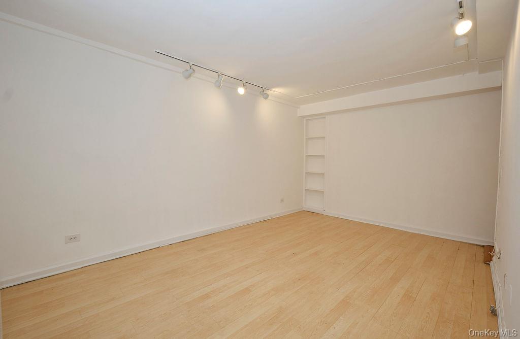 #6 photo, 43-25 Douglaston Parkway, Куинс ‖ Douglaston , NY 11363