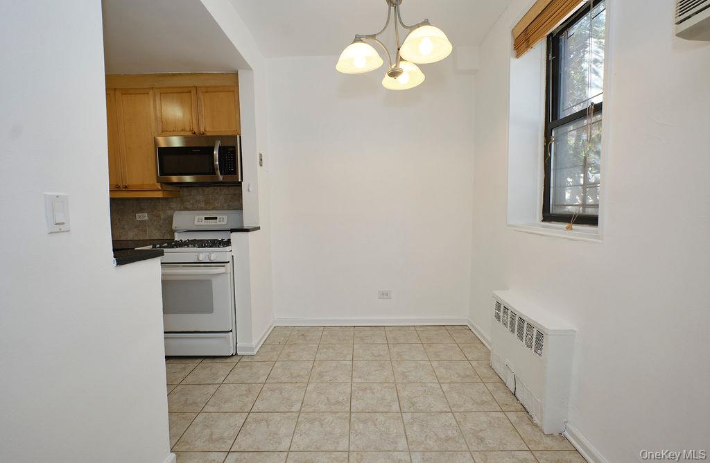 #7 photo, 43-25 Douglaston Parkway, Куинс ‖ Douglaston , NY 11363