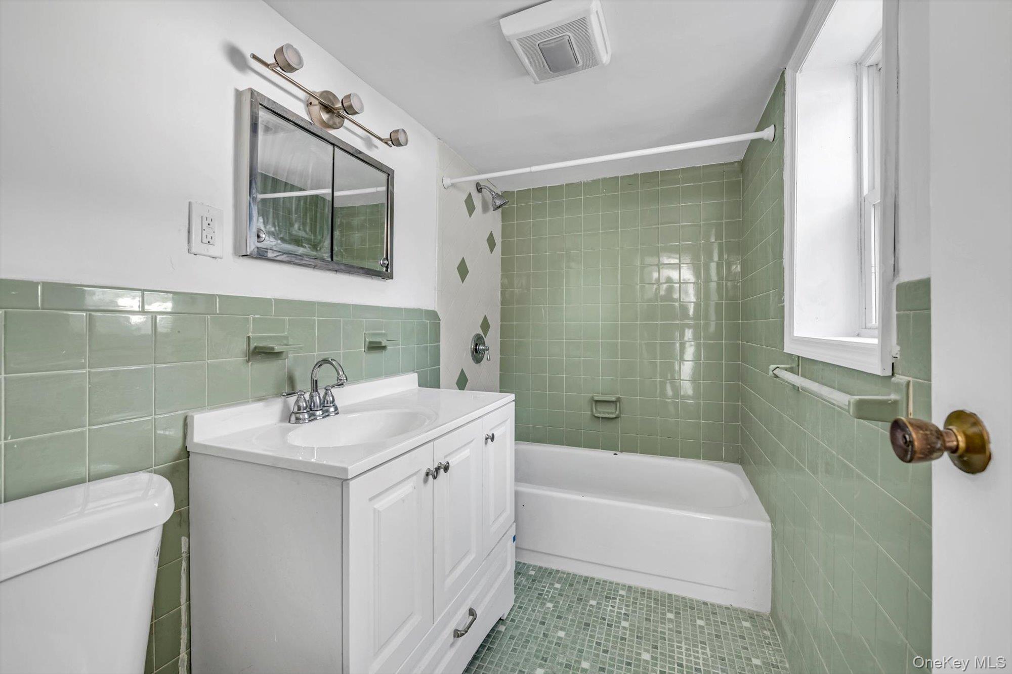 #12 photo, 1117 Saint Johnland Road, Kings Park , NY 11754