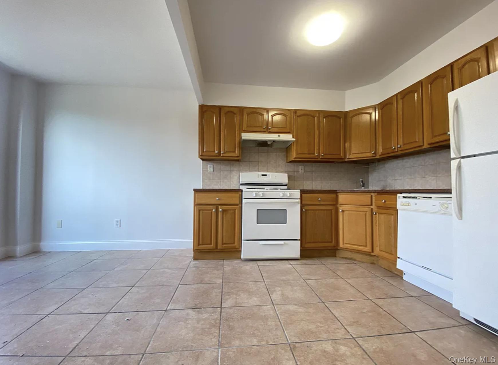 #4 photo, 2447 44th Street, Куинс ‖ Astoria , NY 11103