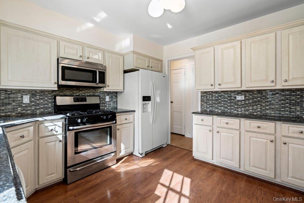 #12 photo, 91 Drake Street, מחוז נסאו Malverne , NY 11565