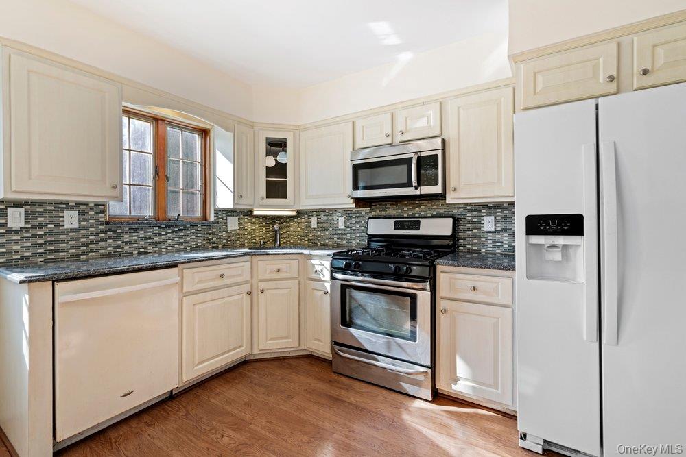 #13 photo, 91 Drake Street, מחוז נסאו Malverne , NY 11565