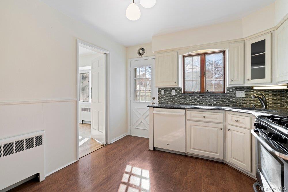 #16 photo, 91 Drake Street, מחוז נסאו Malverne , NY 11565