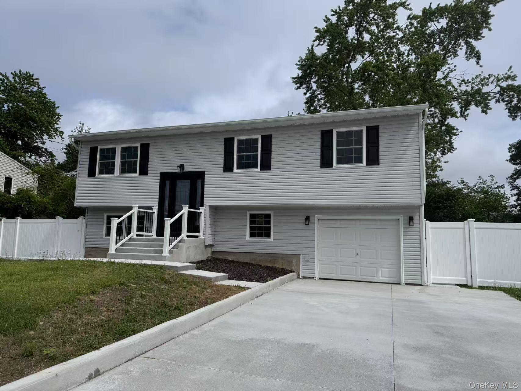 #1 photo, 495 Hawkins Road, सफ़ोक काउंटी Selden , NY 11784