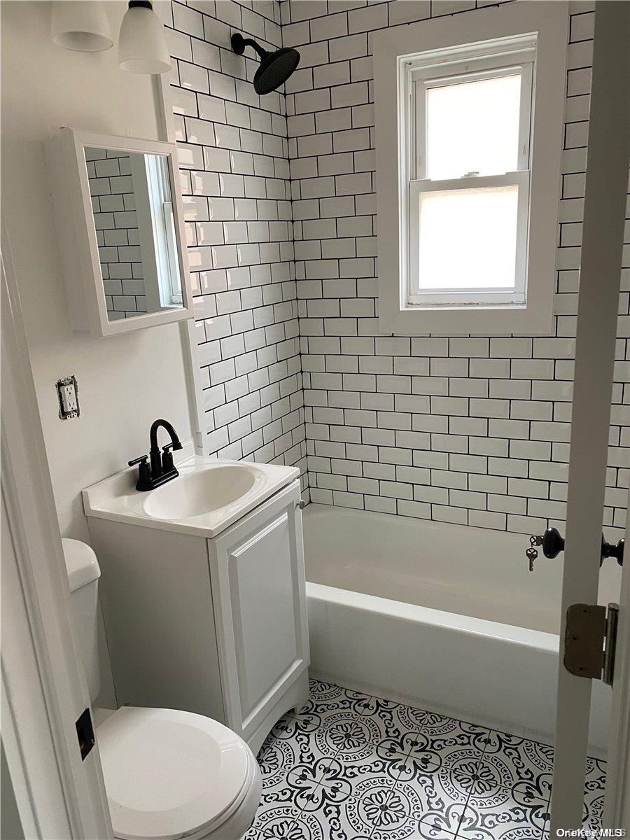 #3 photo, 122 E Fulton Street, מחוז נסאו Long Beach , NY 11561