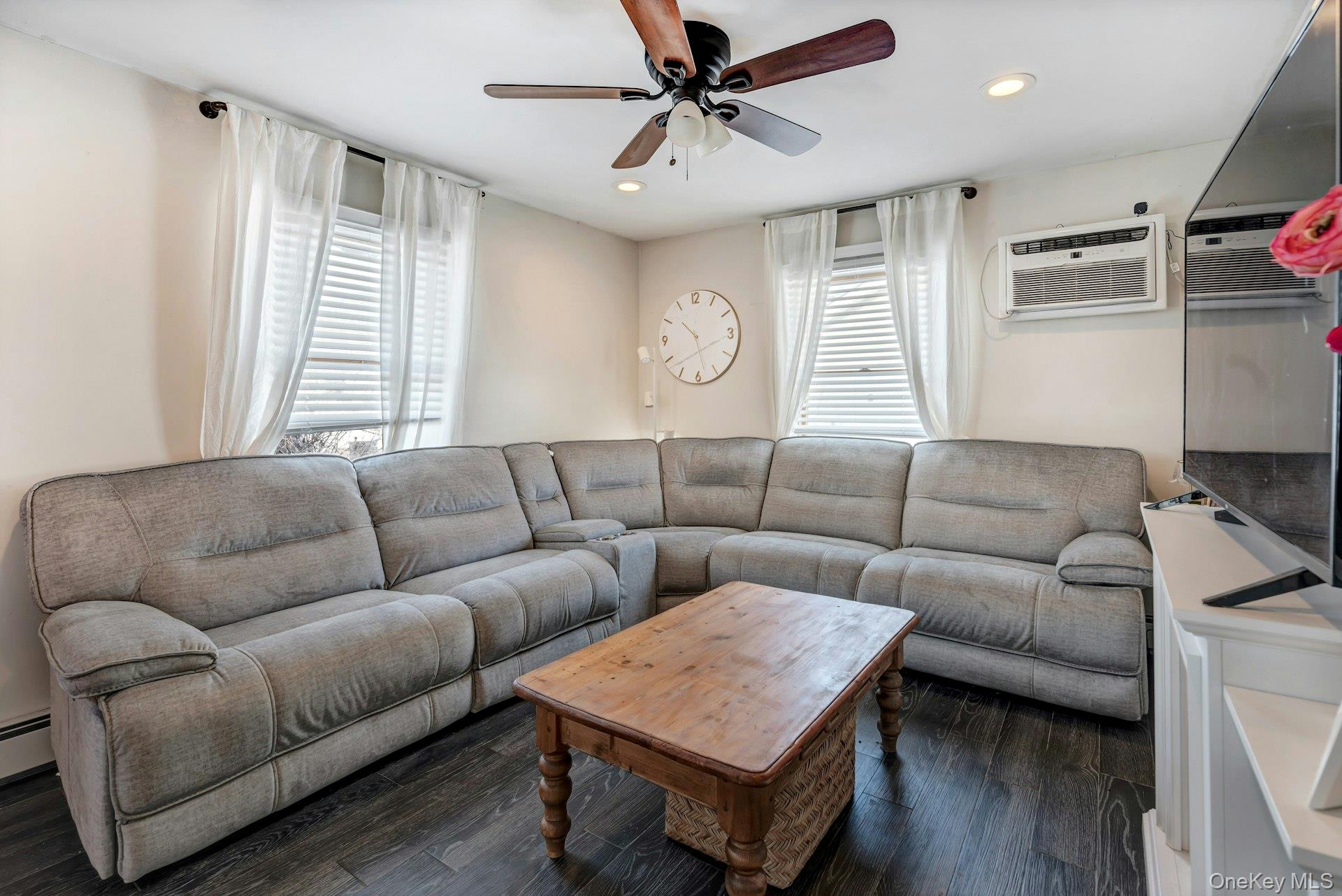 #10 photo, 35 Kenwood Avenue, מחוז נסאו Massapequa , NY 11758