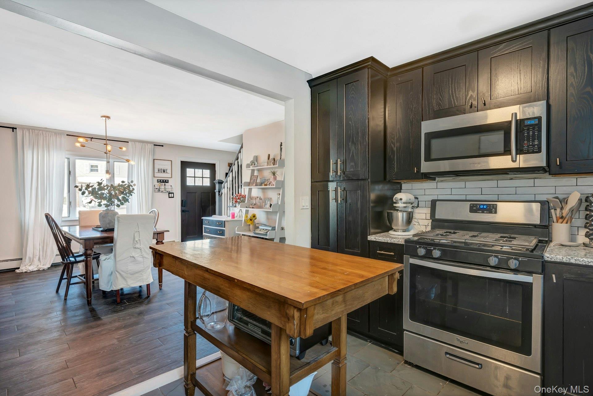 #6 photo, 35 Kenwood Avenue, מחוז נסאו Massapequa , NY 11758