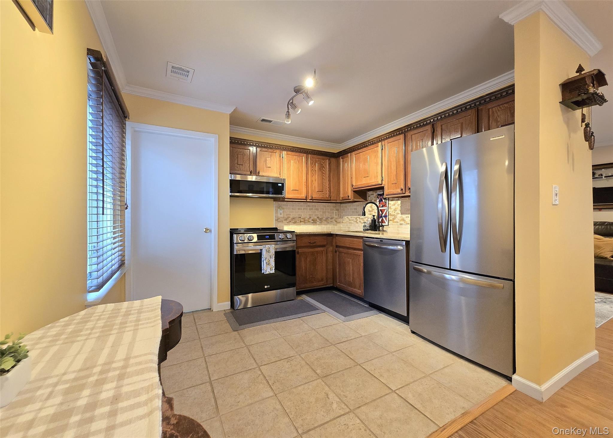 #4 photo, 392 Clubhouse Court, Coram , NY 11727