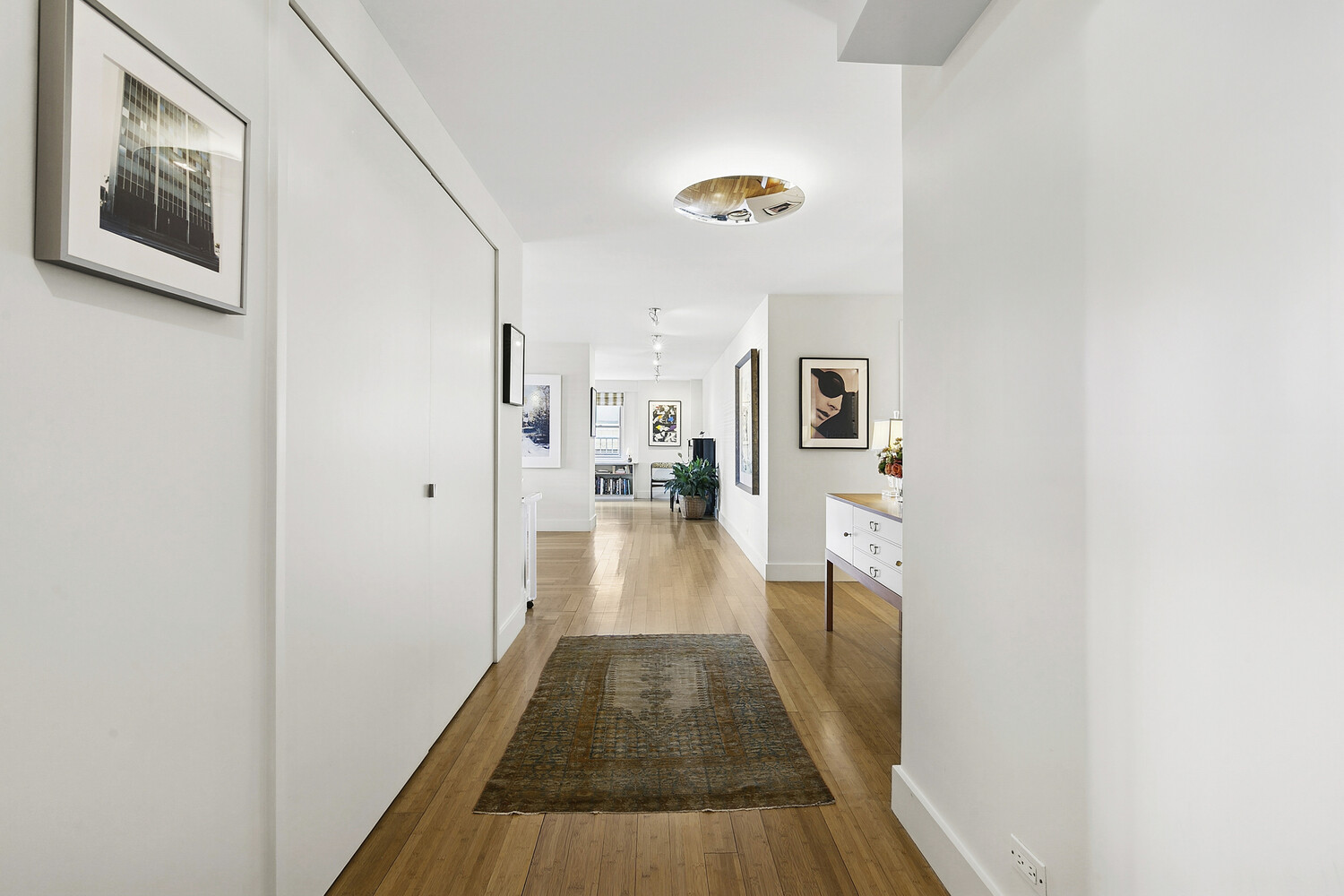 #5 photo, 70 E 10TH Street, מנהטן Greenwich Village , NY 10003