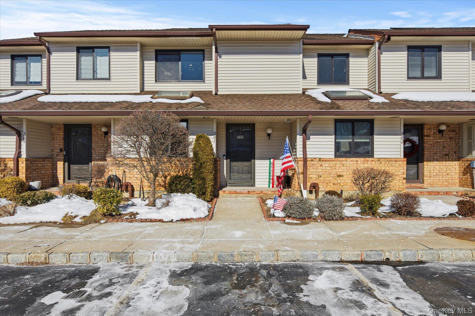 #2 photo, 201 Poplar Court, 롱 아일랜드 Wantagh , NY 11793