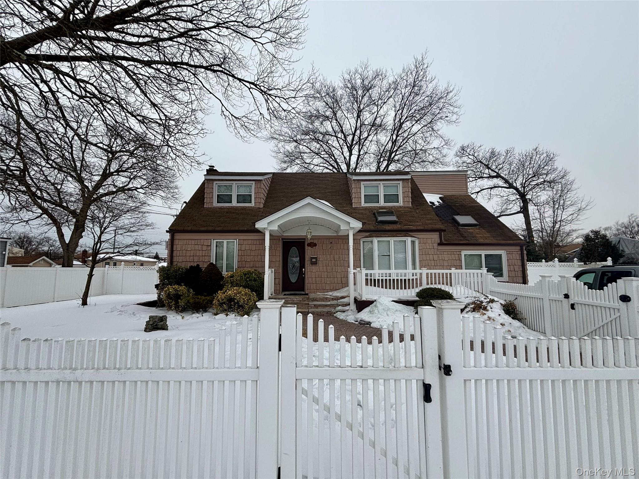 #1 photo, 361 S 16th Street, सफ़ोक काउंटी Lindenhurst , NY 11757