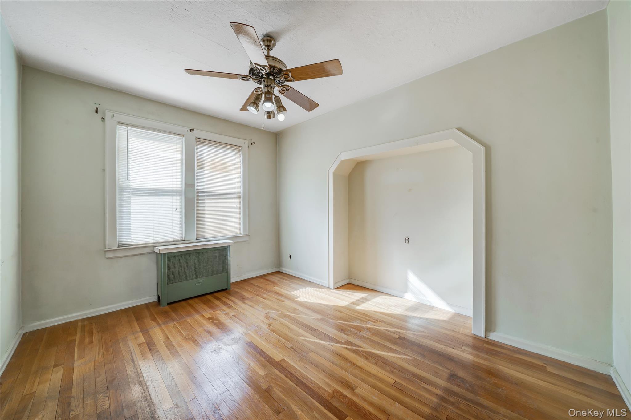 #11 photo, 21 Park Avenue, नासाउ काउंटी Malverne , NY 11565