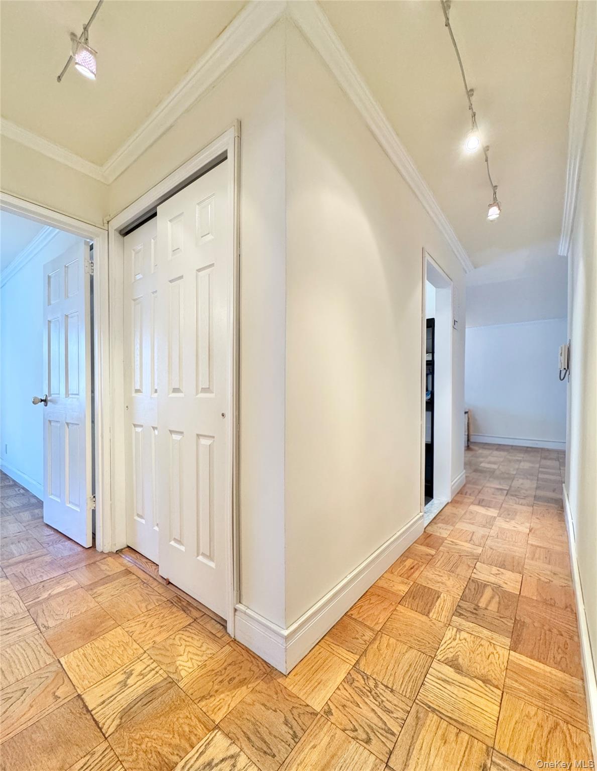 #7 photo, 86-15 Broadway, Куинс ‖ Elmhurst , NY 11373