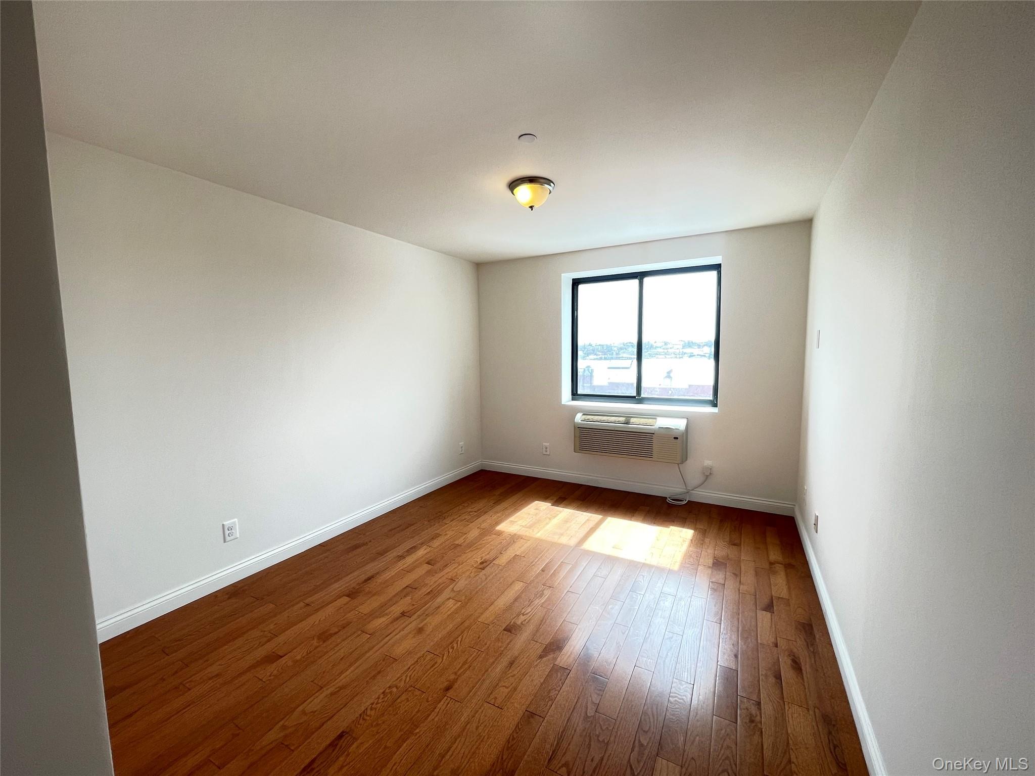 #17 photo, 70-26 Queens Boulevard, 뉴욕퀸즈 Woodside , NY 11377