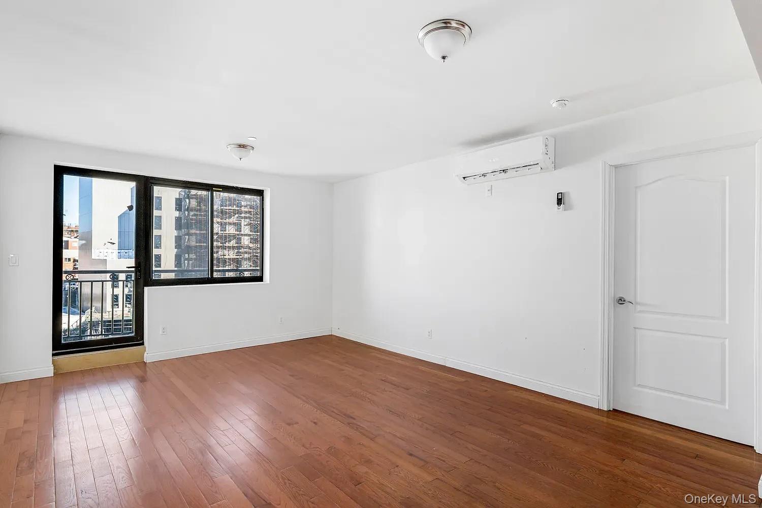 #2 photo, 70-26 Queens Boulevard, קווינס Woodside , NY 11377