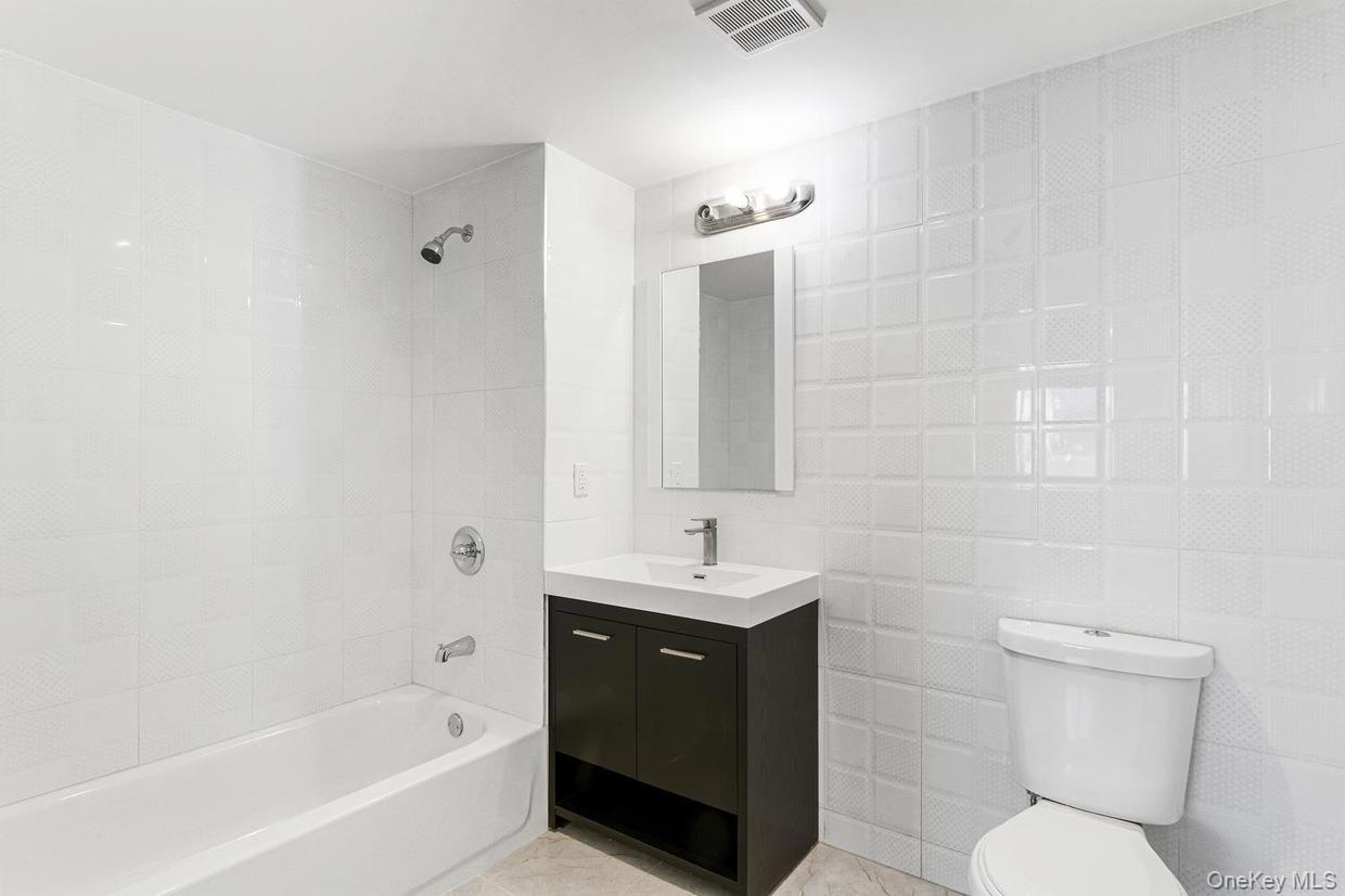 #3 photo, 70-26 Queens Boulevard, קווינס Woodside , NY 11377