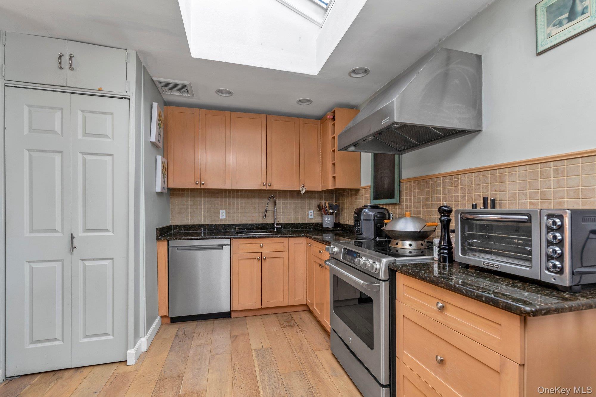 #8 photo, 412 Wellington Road, East Meadow , NY 11554