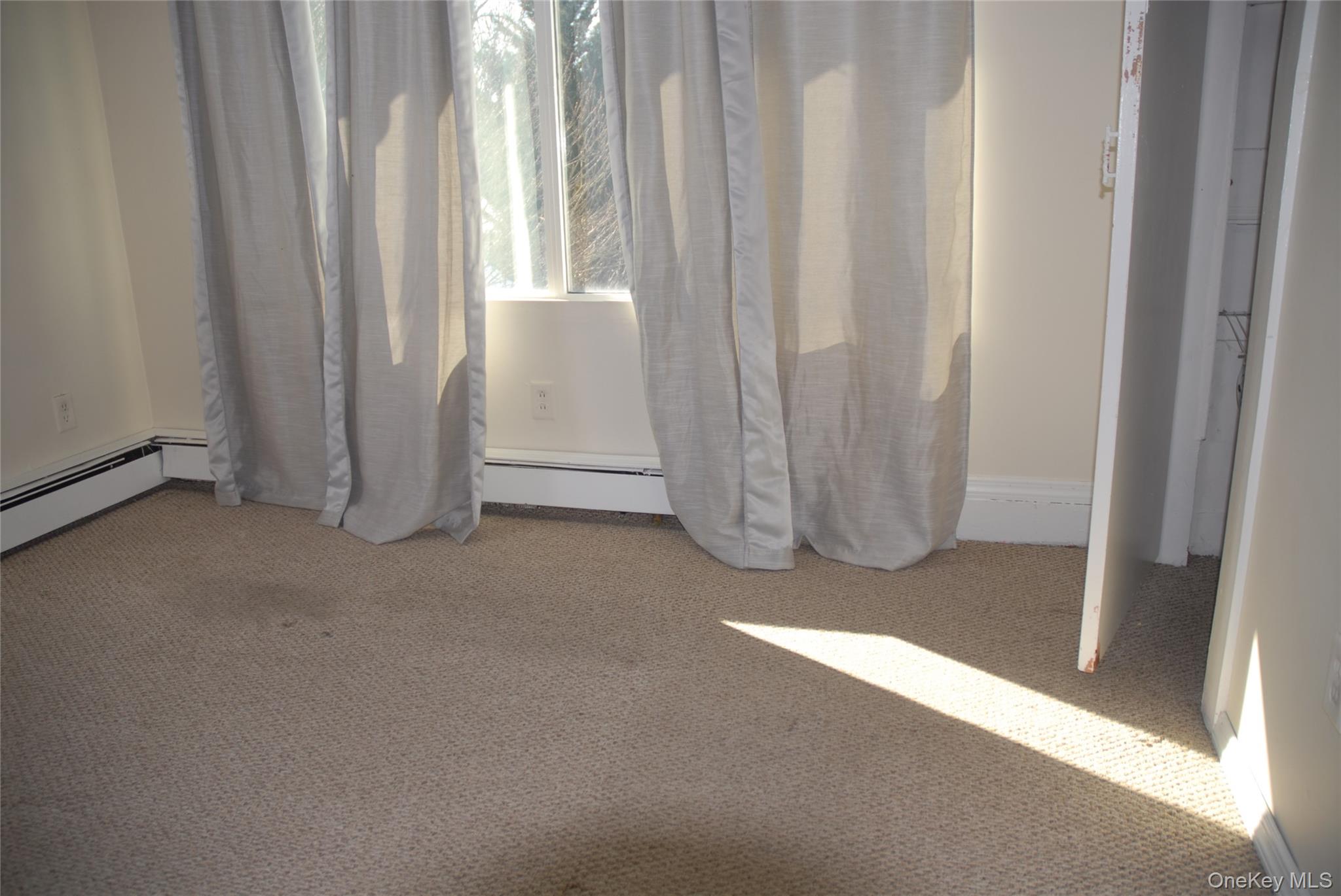 #4 photo, 1984 Newbridge Road, नासाउ काउंटी Bellmore , NY 11710