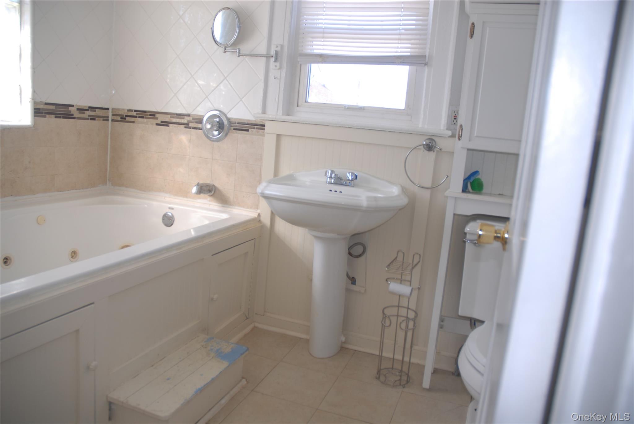 #5 photo, 1984 Newbridge Road, नासाउ काउंटी Bellmore , NY 11710