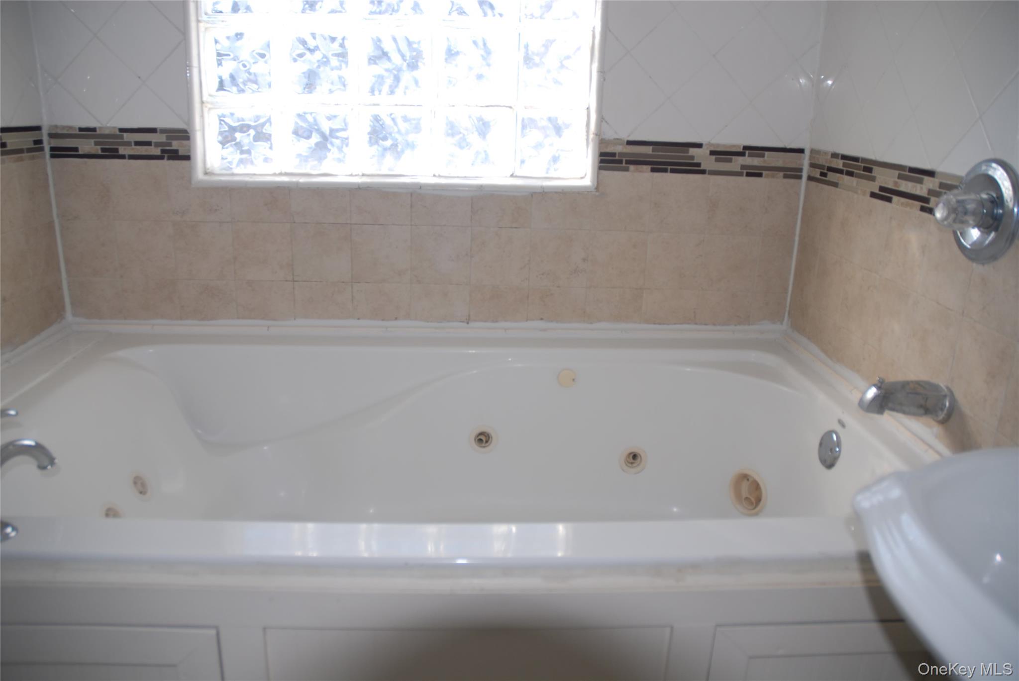 #6 photo, 1984 Newbridge Road, नासाउ काउंटी Bellmore , NY 11710