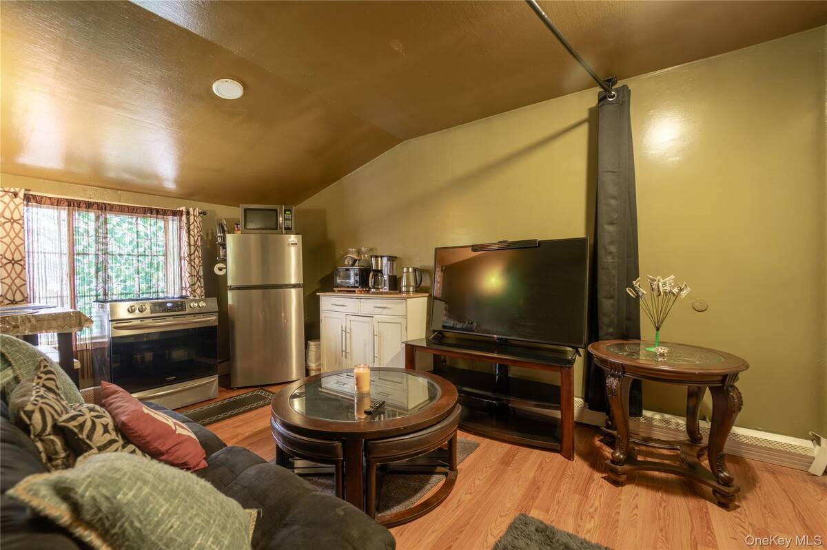 #13 photo, 382 Jamaica Avenue, Medford , NY 11763