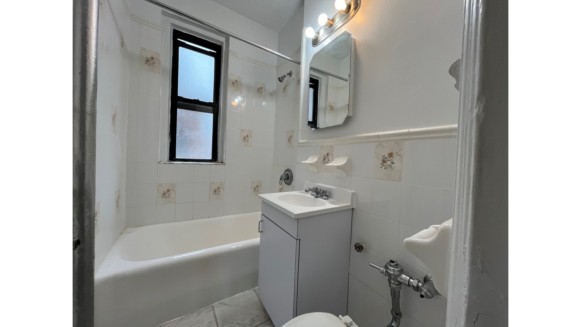 #4 photo, 414 W 44TH Street, Hell's Kitchen , NY 10036