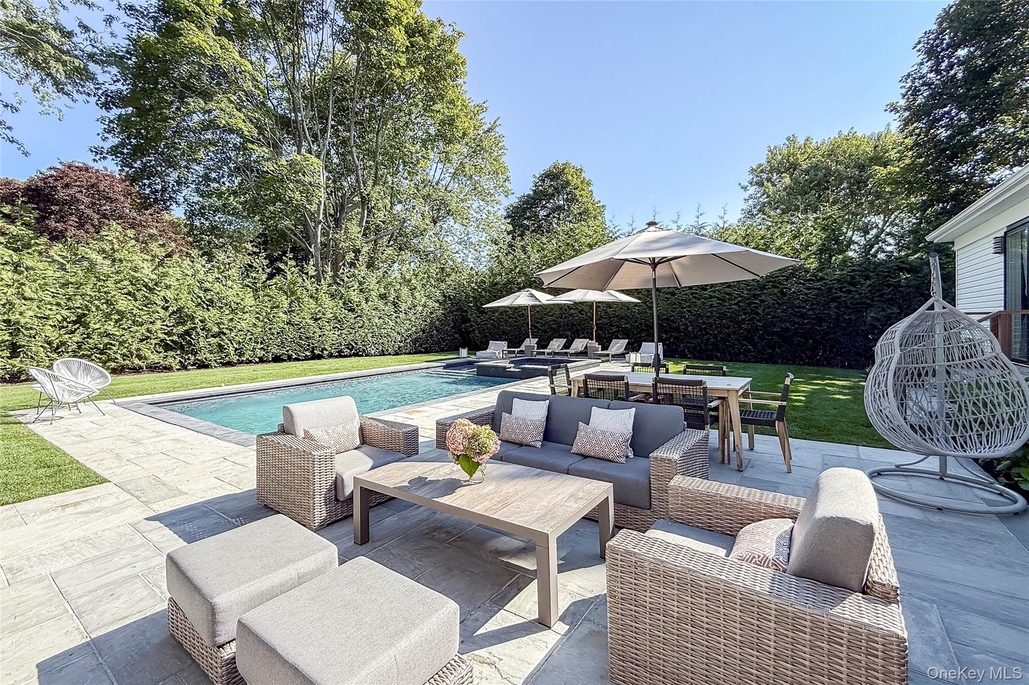 #1 photo, 121 Ponquogue Avenue, Саффолк ‖ Hampton Bays , NY 11946