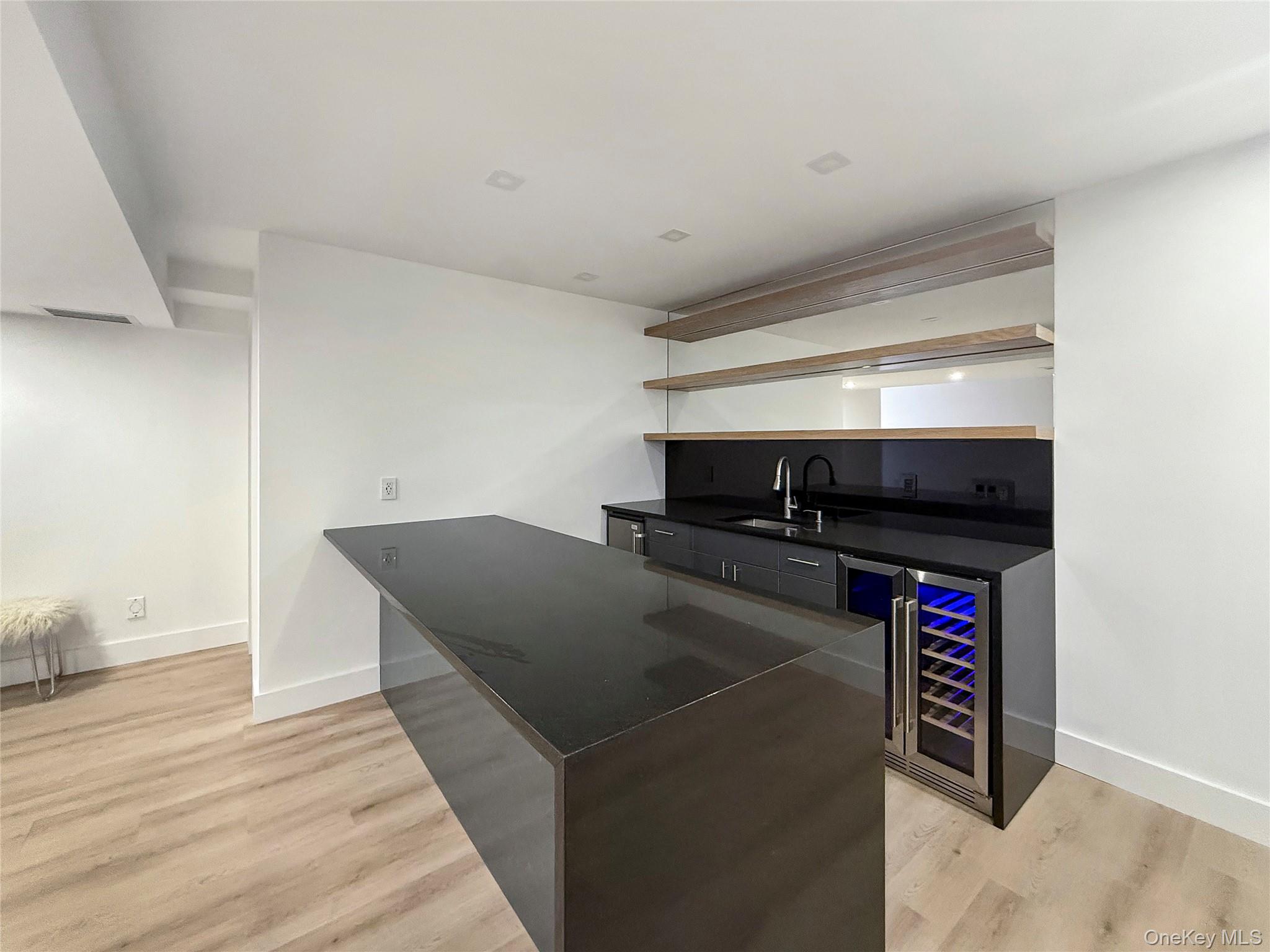 #16 photo, 121 Ponquogue Avenue, Саффолк ‖ Hampton Bays , NY 11946