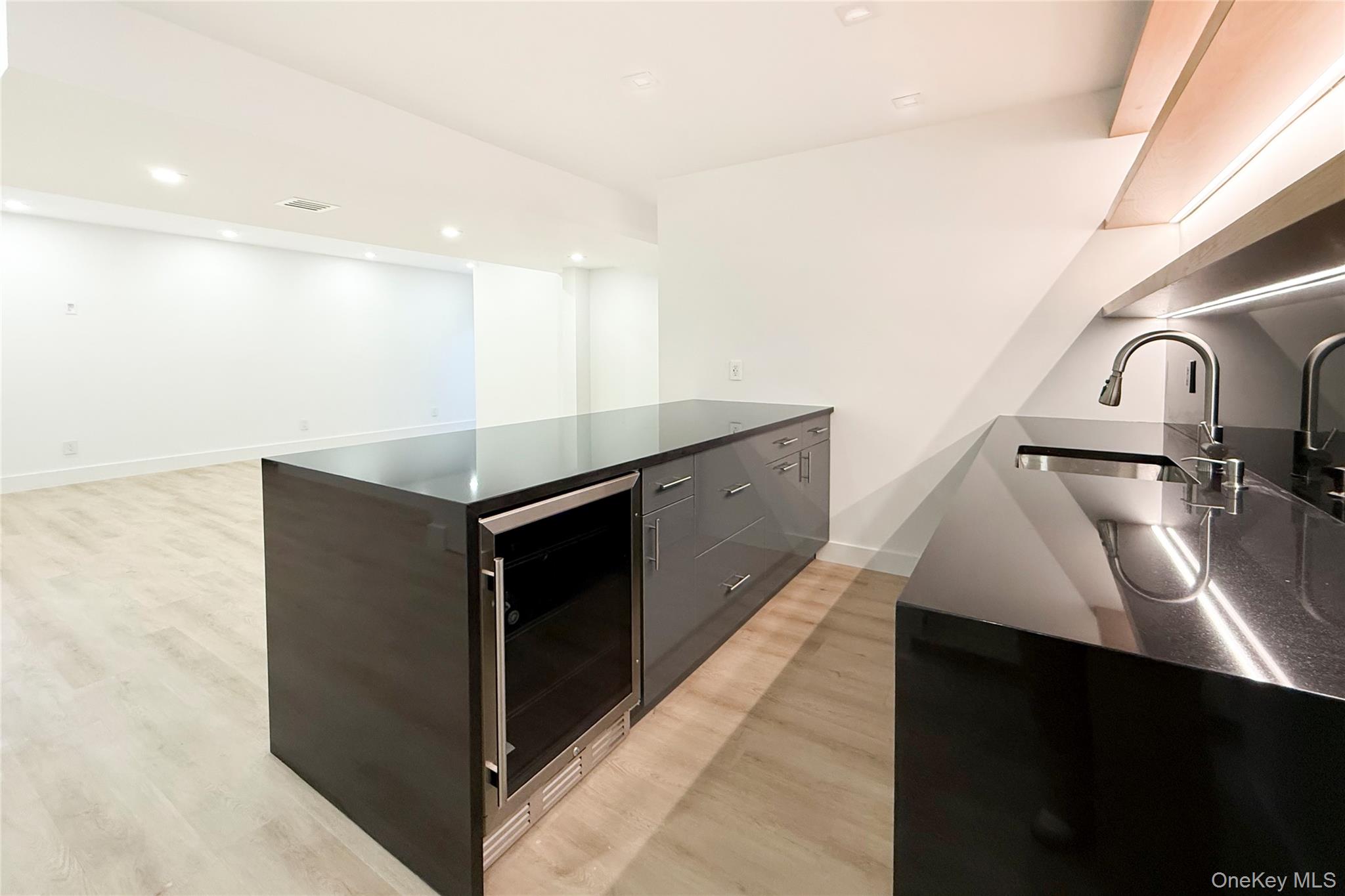 #18 photo, 121 Ponquogue Avenue, Саффолк ‖ Hampton Bays , NY 11946