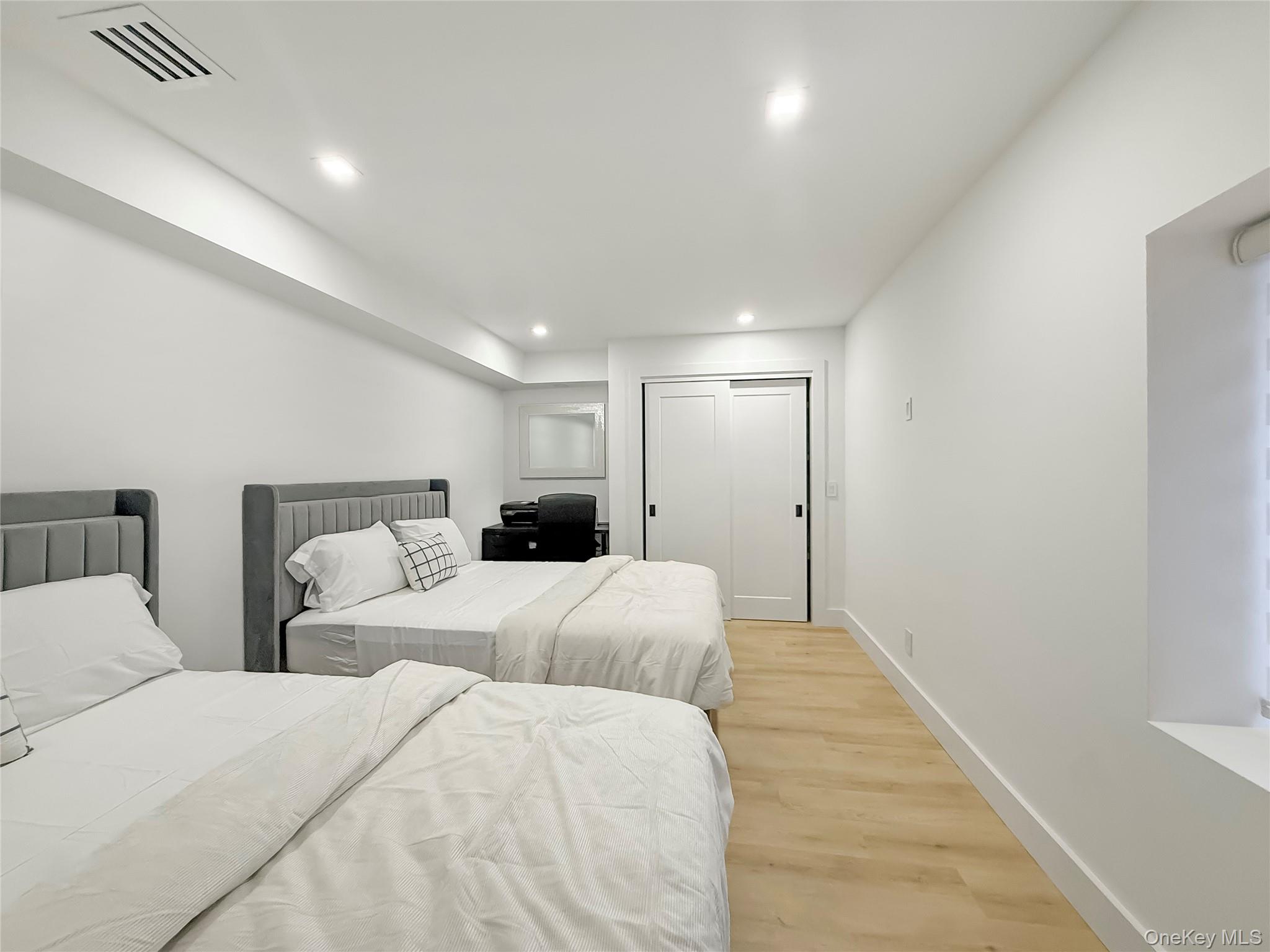 #19 photo, 121 Ponquogue Avenue, Саффолк ‖ Hampton Bays , NY 11946