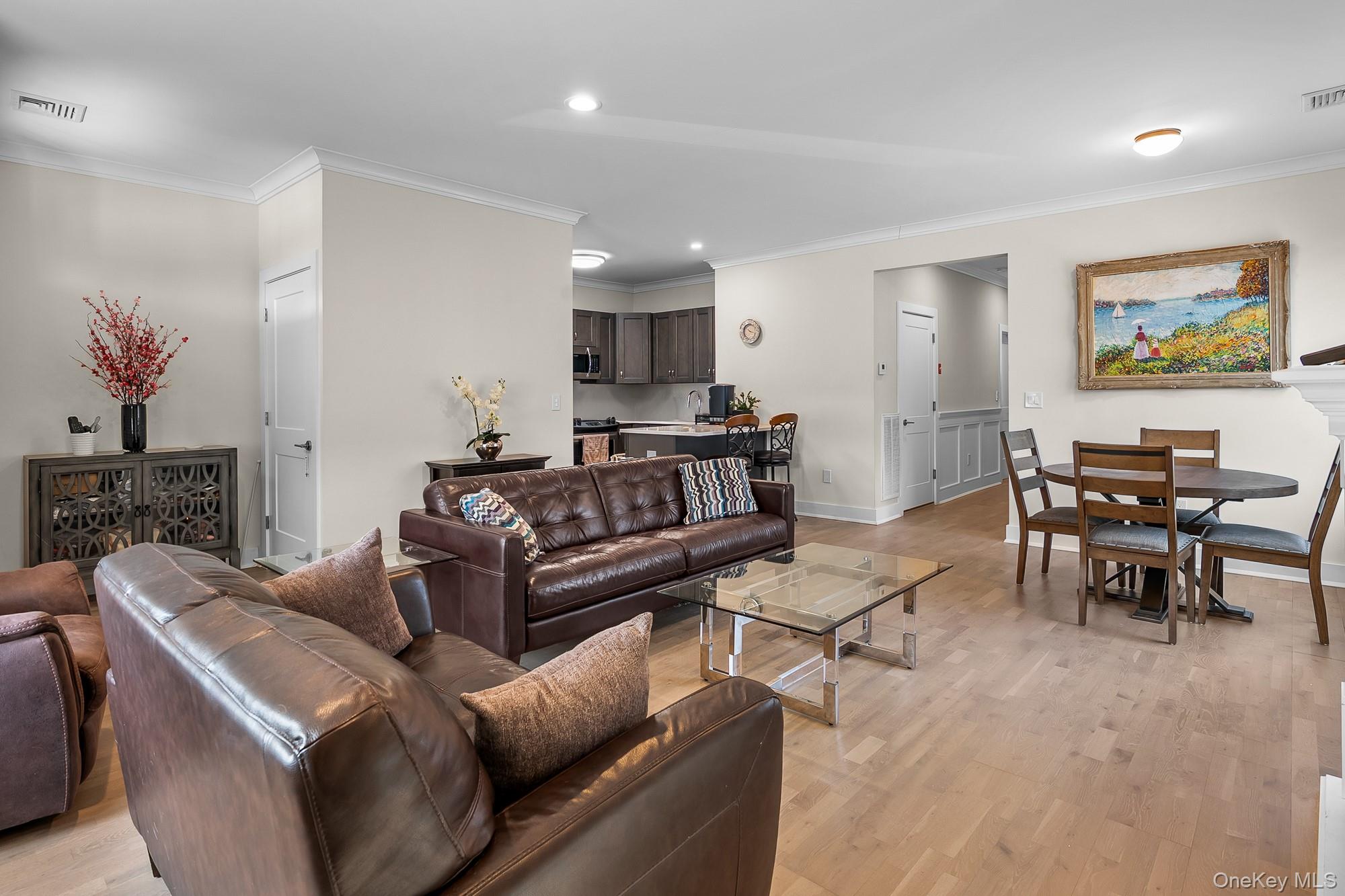 #4 photo, 709 Breton Way, Нассау ‖ Glen Cove , NY 11542