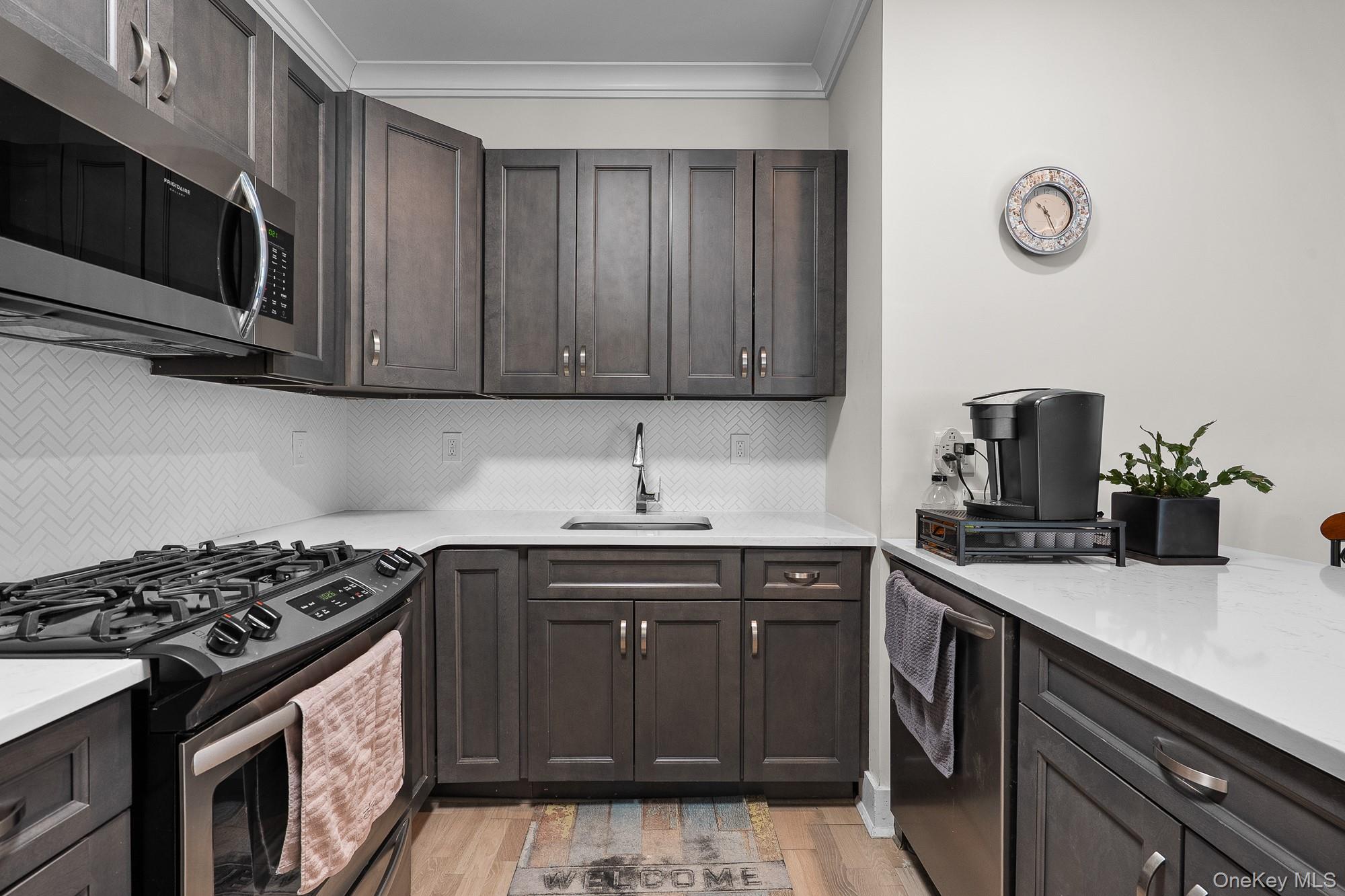 #8 photo, 709 Breton Way, Нассау ‖ Glen Cove , NY 11542