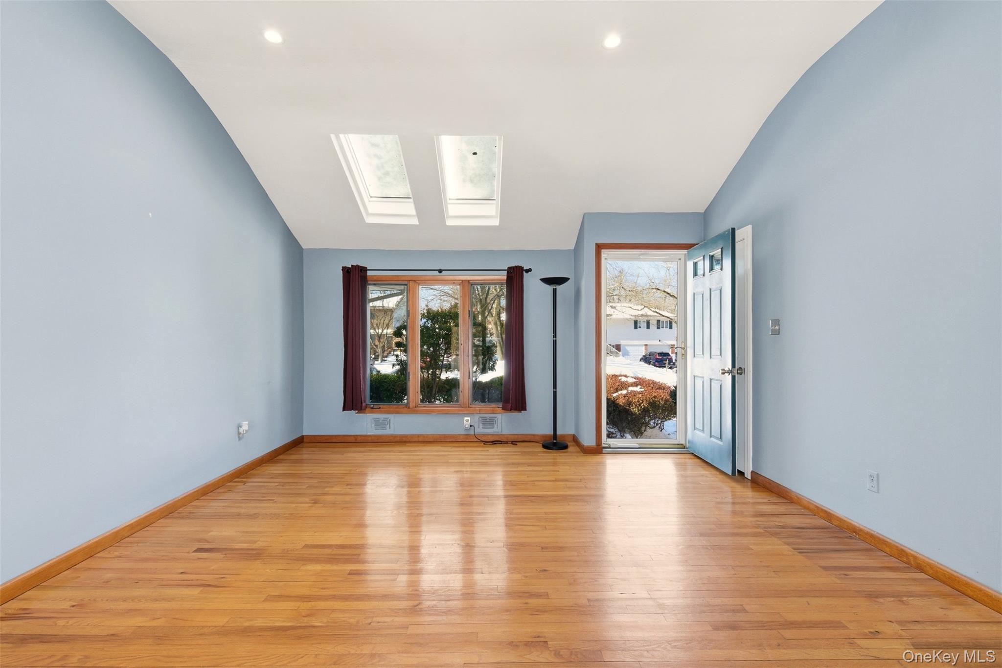 #4 photo, 25 Rogers Lane, מחוז סאפוק Smithtown , NY 11787