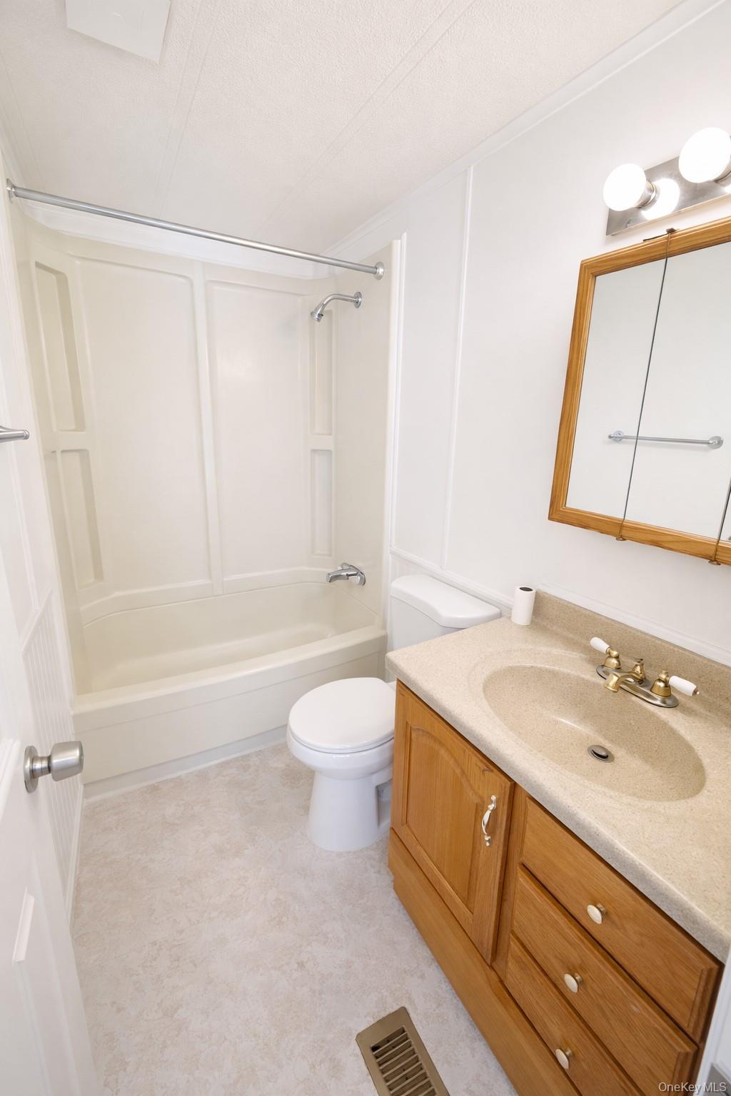 #9 photo, 1661 Old Country Road, Саффолк ‖ Riverhead , NY 11901